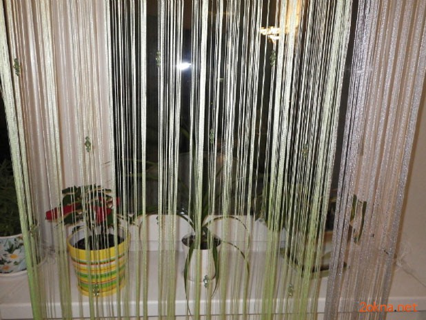 Нитяные шторы на кухне - фото