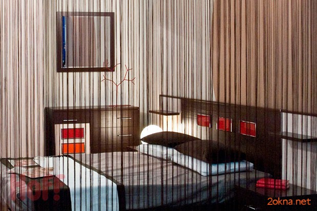 Фото: нитяные шторы в интерьере спальни