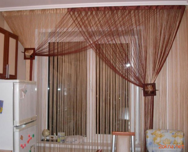 Нитяные шторы в интерьере кухни