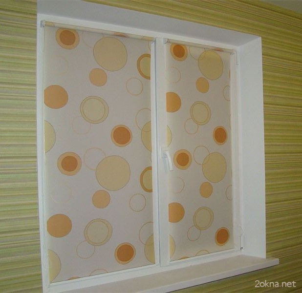 Тканевые рулонные жалюзи на пластиковом окне - фото