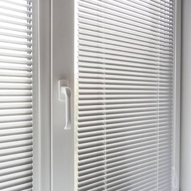 Алюминиевые жалюзи на пластиковые окна