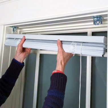 Как снять горизонтальные жалюзи