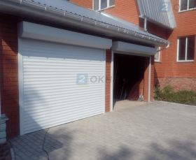 Гаражные рольставни на фасаде здания