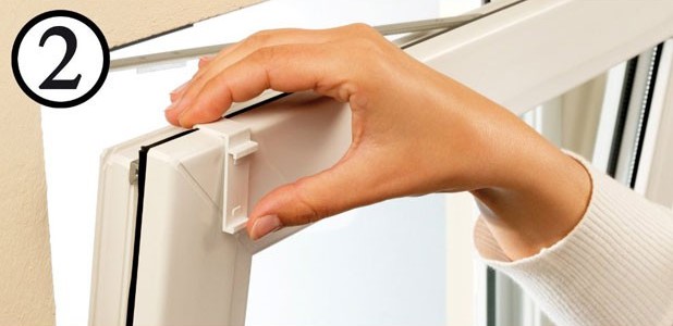 Крепления рольштор на пластиковые окна при помощи Г-образных крючков 2