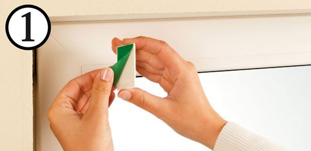 Установка рольштор на пластиковые окна при помощи двухстороннего скотча 1