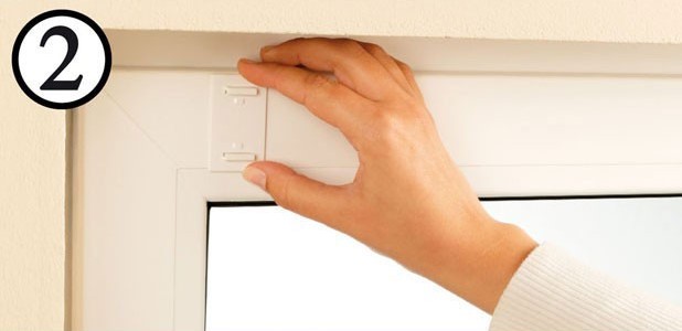 Установка рольштор на пластиковые окна при помощи двухстороннего скотча 2