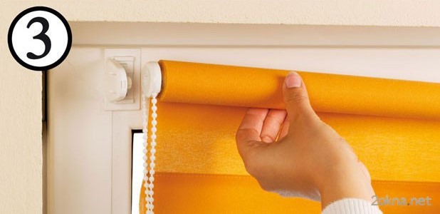 Установка рольштор на пластиковые окна при помощи двухстороннего скотча 3